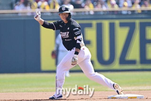 28일 서울 잠실야구장에서 열린 '2026 신한 SOL BANK KBO리그' LG 트윈스와 KT 위즈 경기.KT 이강민이 1회초 2사 1-2루에 2타점 적시 2루타를 친 후 기뻐하고 있다./잠실=한혁승 기자