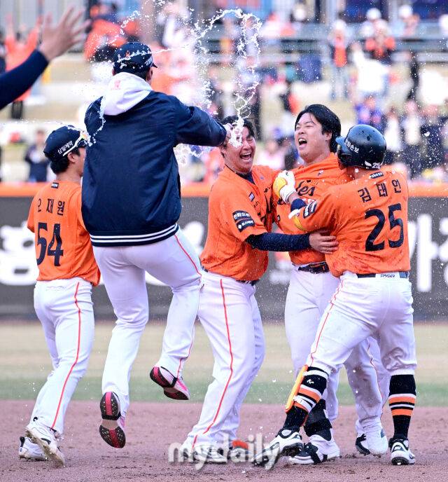2026년 3월 28일 오후 대전 한화생명볼파크에서 열린 ‘2026 신한 SOL KBO리그' 개막전 키움 히어로즈와 한화 이글스의 경기. 한화 강백호가 연장 11회말 끝내기 안타를 치며 10-9 승리한 뒤 기뻐하고 있다./대전 = 유진형 기자