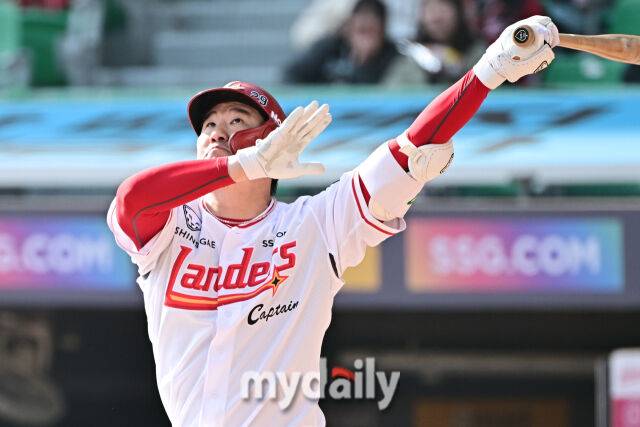 17일 인천 SSG랜더스필드에서 열린 '2026 신한 SOL BANK KBO리그' SSG 랜더스와 삼성 라이온즈 시범경기. SSG 오태곤이 7회말 2사 2루에 대타로 나와 타격하고 있다./마이데일리