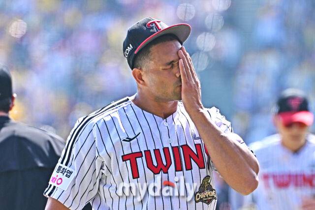 28일 서울 잠실야구장에서 열린 '2026 신한 SOL BANK KBO리그' LG 트윈스와 KT 위즈 경기.LG 선발 치리노스가 1회초 6실점하며 수비를 마쳤다./마이데일리