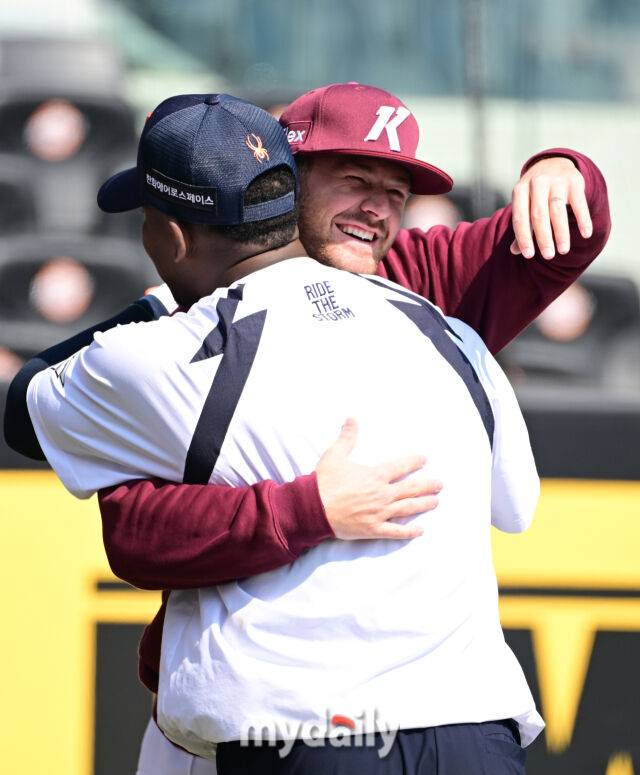한화 페라자와 키움 브룩스가 반갑게 인사하고 있다 / 대전 = 유진형 기자 zolong@mudaily.co.kr