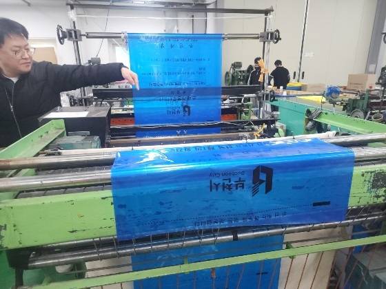 경기 부천시의 한 공장에서 부천시에서 사용하는 종량제 봉투를 제작하는 모습.[부천시 제공]