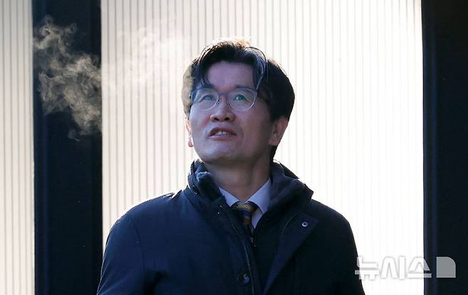 [과천=뉴시스] 홍효식 기자 = ﻿서울중앙지법 형사33부(부장판사 이진관)는 내달 2일 직권남용권리행사방해 및 직무유기 등 혐의로 기소된 오동운 고위공직자범죄수사처 처장과 이재승 차장검사, 김선규·송창진·박석일 전 부장검사 등 5명에 대한 첫 공판을 연다. 사진은 오 처장이 지난 1월 22일 오전 경기 과천시 정부과천청사 공수처로 출근하는 모습. 2026.03.29. yesphoto@newsis.com