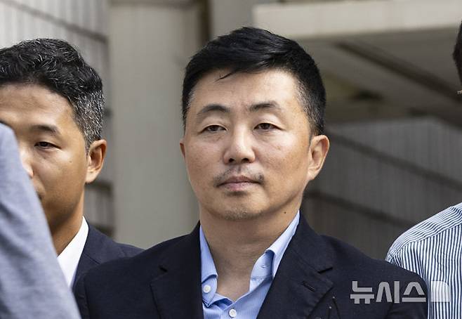 [서울=뉴시스] 김근수 기자 = 서울고법 형사8부(부장판사 김성수·김윤종·이준현)는 내달 3일 특정경제범죄가중처벌법상 횡령·업무상 횡령 혐의를 받는 김예성씨의 항소심 첫 공판을 진행한다. 사진은 김씨가 지난해 8월 15일 서울 서초구 서울중앙지법에 구속 전 피의자심문(영장실질심사)를 마치고 법원 청사를 나서는 모습. 2026.03.29. ks@newsis.com