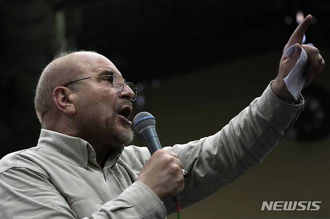 [테헤란=AP/뉴시스] 2024년 6월 자료사진으로 이란 대통령선거에 출마한 모하마드 바게르 갈리바프 국회의장이 라이시 대통령의 헬기 추락사로 인한 6월 28일 조기 대선 유세 연설을 하고 있다. 투표 결과 강경파 선두주자 갈리바프 대신 온건한 심장외과 전문의 출신의 마수드 페제쉬키안 후보가 당선되었다. 2024.06.27.