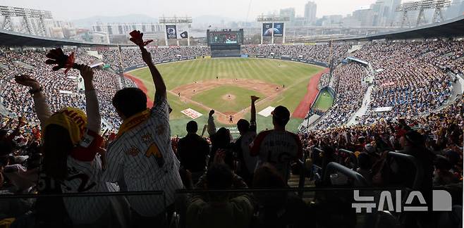 [서울=뉴시스] 박주성 기자 =  2026 신한 SOL KBO리그가 개막한 29일 오후 서울 송파구 잠실야구장에서 열린 LG 트윈스와 KT 위즈의 경기를 찾은 만원 관중이 열띤 응원을 하고 있다. 2026.03.29. park7691@newsis.com