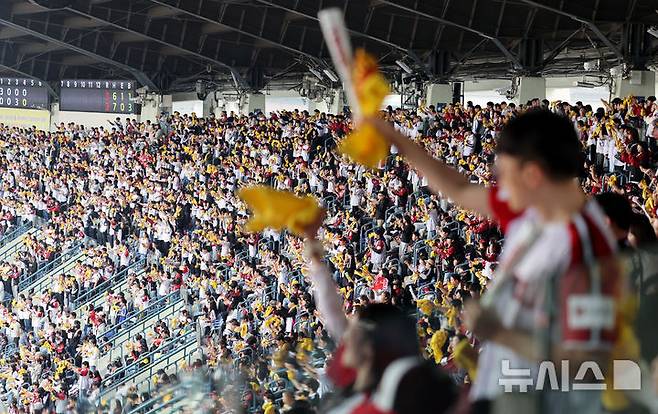 [서울=뉴시스] 박주성 기자 =  2026 신한 SOL KBO리그가 개막한 29일 오후 서울 송파구 잠실야구장에서 열린 LG 트윈스와 KT 위즈의 경기를 찾은 만원 관중이 열띤 응원을 하고 있다. 2026.03.29. park7691@newsis.com