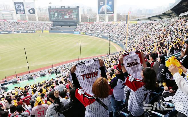 [서울=뉴시스] 박주성 기자 =  2026 신한 SOL KBO리그가 개막한 29일 오후 서울 송파구 잠실야구장에서 열린 LG 트윈스와 KT 위즈의 경기를 찾은 만원 관중이 열띤 응원을 하고 있다. 2026.03.29. park7691@newsis.com