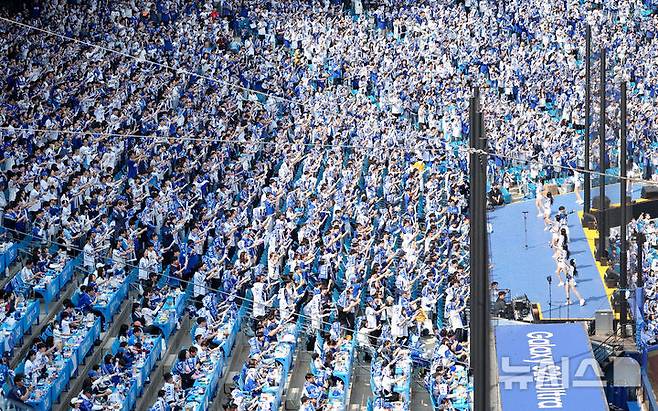 [대구=뉴시스] 이무열 기자 = 29일 대구 수성구 삼성라이온즈파크에서 열린 2026 신한 SOL KBO리그 롯데 자이언츠와 삼성 라이온즈의 경기에서 관중들이 열띤 응원을 하고 있다. 2026.03.29. lmy@newsis.com