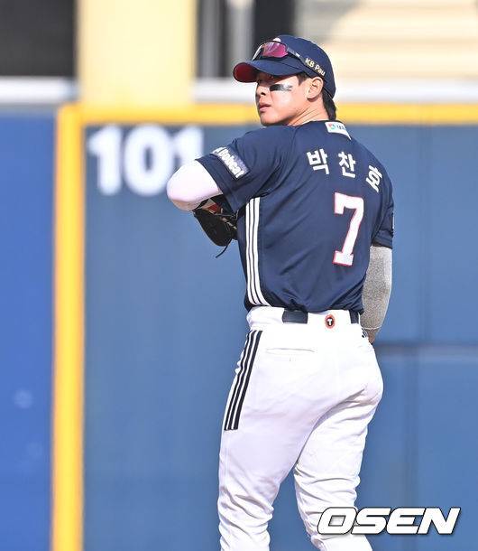 [OSEN=창원, 이석우 기자] 28일 창원NC파크에서 2026 신한 SOL KBO 리그 NC 다이노스와 두산 베어스의 경기가 열렸다. 홈팀 NC는 구창모가, 방문팀 두산은 플렉센이 선발 출전했다. 두산 베어스 박찬호가 6회말 2사 1루 NC 다이노스 박민우의 타구를 포구 실책하고 아쉬워하고 있다. 2026.03.28 / foto0307@osen.co.kr