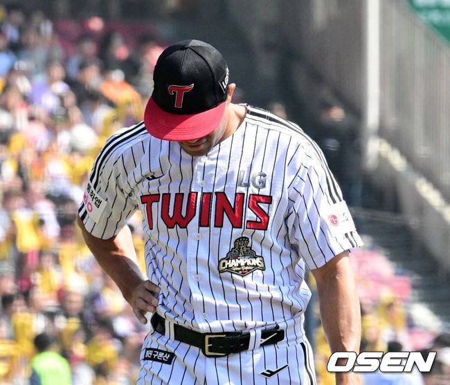 [OSEN=잠실, 지형준 기자]1회초 수비를 마치고 6실점을 허용한 LG 치리노스가 아쉬워하고 있다. 2026.03.28&nbsp;/ jpnews@osen.co.kr