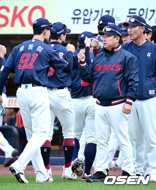 [OSEN=대구, 조은정 기자]시범경기 1위를 차지한 프로야구 롯데 자이언츠가 정규 시즌 개막전을 승리로 장식하며 기분좋게 출발했다.롯데는 28일 대구삼성라이온즈파크에서 열린 삼성 라이온즈와의 원정 경기에서 6-3으로 이겼다.&nbsp;롯데 김태형 감독이 윤동희와 승리를 기뻐하고 있다. 2026.03.28 /cej@osen.co.kr
