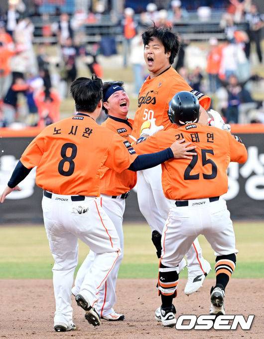 [OSEN=대전, 최규한 기자] 28일 대전 한화생명볼파크에서 ‘2026 신한 SOL KBO리그’ 개막전 한화 이글스와 키움 히어로즈의 맞대결이 열렸다.이날 경기는 연장 11회말 2사 2루에서 강백호가 끝내기 적시타를 뽑아애며 한화가 극적인 승리를 거뒀다. 연장 11회말 2사 2루 상황 한화 강백호가 끝내기 안타를 날린 뒤 동료들의 물세례를 받고 있다. 2025.03.28 / dreamer@osen.co.kr