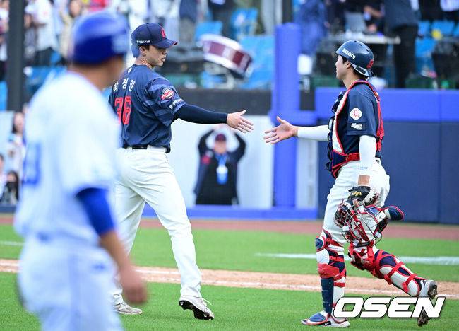 [OSEN=대구, 조은정 기자]시범경기 1위를 차지한 프로야구 롯데 자이언츠가 정규 시즌 개막전을 승리로 장식하며 기분좋게 출발했다.롯데는 28일 대구삼성라이온즈파크에서 열린 삼성 라이온즈와의 원정 경기에서 6-3으로 이겼다.&nbsp;9회말 2사 만루에서 롯데 박정민이 삼성 박세혁을 헛스윙 삼진으로 처리한 뒤 포수 손성빈과 승리를 기뻐하고 있다. 2026.03.28 /cej@osen.co.kr