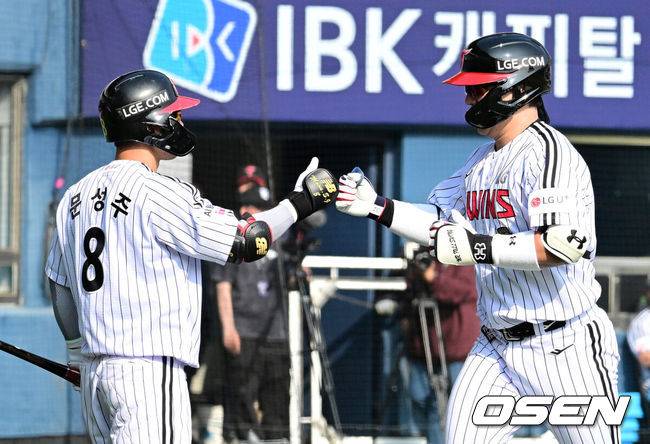 [OSEN=잠실, 지형준 기자] 28일 서울 잠실야구장에서 2026 신한 SOL KBO리그 개막전 LG 트윈스와 KT 위즈의 경기가 열렸다. 이날 LG는 요니 치리노스, KT는 맷 사우어를 선발로 내세웠다.5회말 2사에서 LG 박동원이 좌월 솔로포를 날리며 문성주와 하이파이브를 하고 있다. 2026.03.28&nbsp;/ jpnews@osen.co.kr
