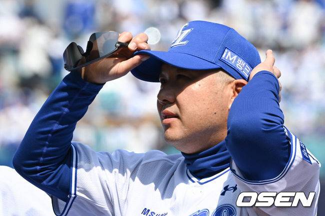 [OSEN=대구, 조은정 기자] 28일 대구삼성라이온즈파크에서 ‘2026 신한 SOL KBO 리그’ 삼성 라이온즈와 롯데 자이언츠의 개막전이 열렸다.개막전 선발 투수로 삼성은 후라도를 롯데는 로드리게스를 내세웠다.경기 전 삼성 박진만 감독이 도열하고 있다. 2026.03.28 /cej@osen.co.kr