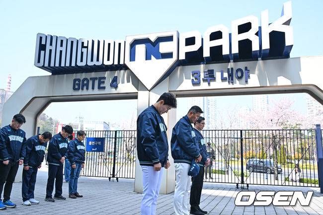 [OSEN=창원, 이석우 기자] 29일 창원NC파크에서 2026 신한 SOL KBO 리그 NC 다이노스와 두산 베어스의 경기가 열린다. NC 다이노스 야구단이 1년전 창원NC파크 외벽 구조물 추락 사망 사고 1주기 추모행사를 열었다. NC 다이노스 이진만 대표, 임선남 단장, 이호준 감독, 박민우와 직원들이 희생자의 명복을 비는 묵념을 하고 있다. 2026.03.29 / foto0307@osen.co.kr