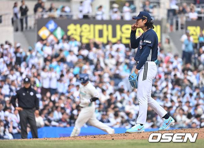 [OSEN=창원, 이석우 기자] 29일 창원NC파크에서 2026 신한 SOL KBO 리그 NC 다이노스와 두산 베어스의 경기가 열렸다. 홈팀 NC는 테일러가, 방문팀 두산은 곽빈이 선발 출전했다. 두산 베어스 곽빈이 4회말 1사 1루 NC 다이노스 김형준에게 좌월 2점 홈런을 맞고 아쉬워하고 있다. 2026.03.29 / foto0307@osen.co.kr