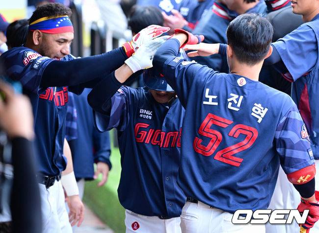 [OSEN=대구, 조은정 기자] 29일 대구삼성라이온즈파크에서 ‘2026 신한 SOL KBO 리그’ 삼성 라이온즈와 롯데 자이언츠의 개막시리즈 경기가 열렸다.개막전 선발 투수로 삼성은 최원태를 롯데는 비슬리를 내세웠다.4회초 1사에서 롯데 손호영이 선제 우월 홈런을 날린 뒤 더그아웃에서 축하를 받고 있다. 2026.03.29 /cej@osen.co.kr