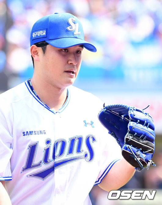 [OSEN=대구, 조은정 기자] 29일 대구삼성라이온즈파크에서 ‘2026 신한 SOL KBO 리그’ 삼성 라이온즈와 롯데 자이언츠의 개막시리즈 경기가 열렸다.개막전 선발 투수로 삼성은 최원태를 롯데는 비슬리를 내세웠다.1회초 이닝을 마친 삼성 선발 최원태가 더그아웃으로 향하고 있다. 2026.03.29 /cej@osen.co.kr