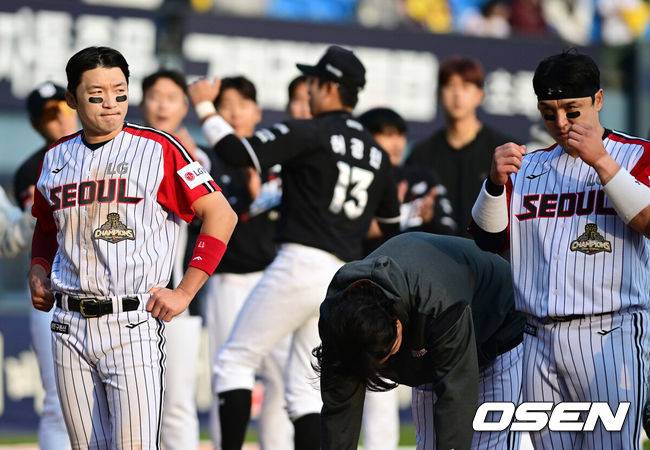 [OSEN=잠실, 지형준 기자] 프로야구 KT 위즈가 LG 트윈스 상대로 개막시리즈를 스윕했다.&nbsp;KT는 29일 서울 잠실구장에서 열린 2026 KBO리그 LG와 시즌 2차전에서 6-5로 승리했다. 허경민이 동점 투런 홈런을 터뜨렸고, 9회초 김현수가 좌익수 앞 땅볼로 결승타점을 올렸다. 9회말 박영현이 등판해 1점 차 리드를 지켜내며 이틀 연속 세이브를 챙겼다.&nbsp;LG 박해민, 임찬규, 박동원이 패배를 아쉬워하고 있다. 2026.03.29&nbsp;/ jpnews@osen.co.kr