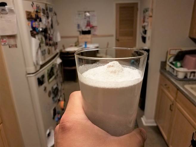 아침 공복에 마시는 당류 음료와 고단백 식단이 반복되면 대사 부담과 혈당 변동성이 커질 수 있다. 게티이미지.