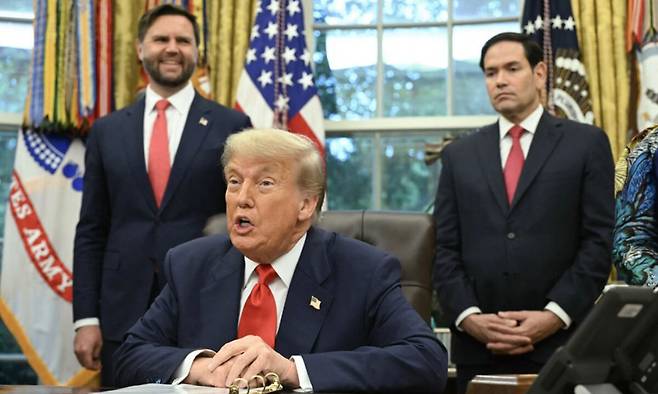 도널드 트럼프 미국 대통령(가운데) 양옆에&nbsp;JD&nbsp;밴스 미국 부통령(왼쪽)과 마코 루비오 국무부 장관이 나란히 배석해 있다. 트럼프는 지난 2월&nbsp;언론 인터뷰에서 2028년 대선 전망을 언급하며&nbsp;“두 사람(밴스·루비오)이 팀을 이룬다면 민주당이 이기기 매우 어려울 것”이라고 말했다. 게티이미지