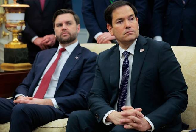 JD&nbsp;밴스 미국 부통령(왼쪽)과 마코 루비오 국무부 장관. 두 사람은 2028년 미 대선에서 공화당 후보 자리를 놓고 경합할 것으로 관측된다. 게티이미지