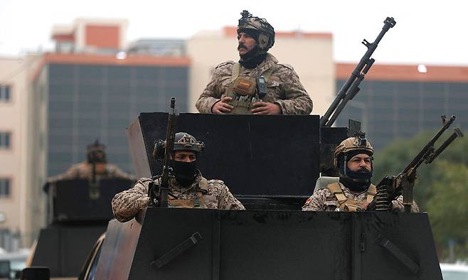 이라크 군인들이 차량에 탑승한 채 순찰을 하고 있다. AFP연합뉴스