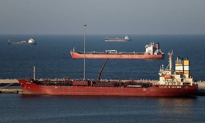 호르무즈해협과 인접한 오만 무스카트항 해역에 유조선들이 대기하고 있다. 로이터연합뉴스