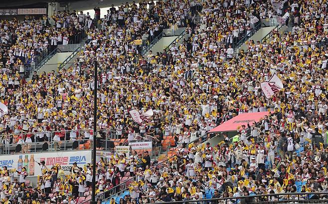 프로야구 정규시즌이 개막한 가운데 29일 LG 트윈스와 KT 위즈의 경기가 열린 서울 잠실야구장에서 팬들이 열띤 응원을 펼치고 있다. /2026.03.29./이재문 기자