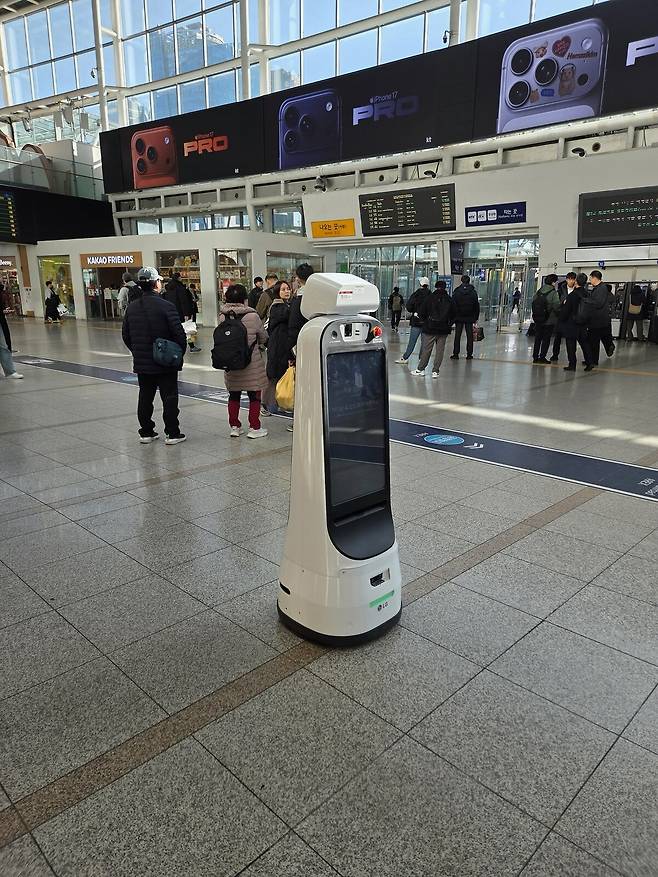 서울역에 시범운영 중인 혼잡도 안내 로봇. 코레일 제공