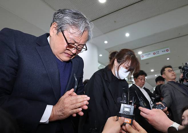 화재로 74명의 사상자가 발생한 안전공업 손주환 대표가 26일 대전시청에 마련된 희생자 합동분향소에서 유족에게 사과하고 있다. 대전=뉴스1