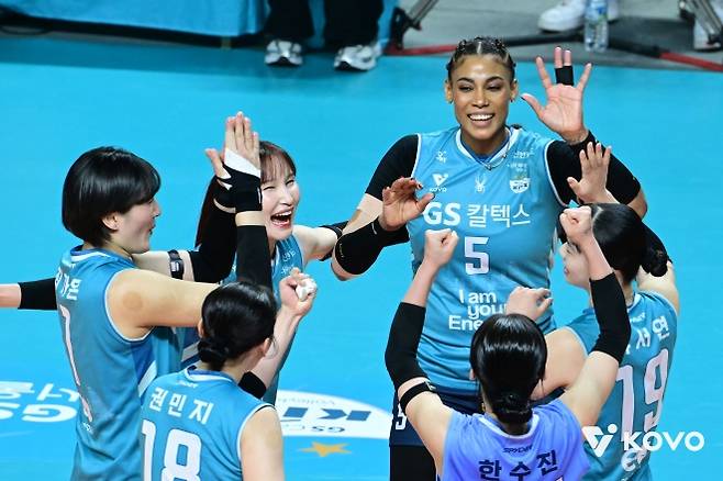 GS칼텍스 선수들이 28일 서울 장충체육관에서 열린 현대건설과 플레이오프 2차전에서 점수를 낸 뒤 기뻐하고 있다. 한국배구연맹 제공