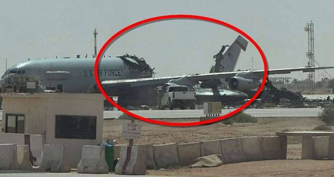 27일(현지시간) 사우디아라비아에 있는 프린스술탄 공군기지에 이란의 미사일과 드론이 날아들면서 미군 병사 최소 15명이 부상하고 이중 5명은 중상을 입었다. 사진은 파괴된 E-3 센트리 공중조기경보통제기(AWACS). 다만 일각에서는 해당 사진이 이란 이슬람혁명수비대가 배포한 AI 생성 이미지일 가능성을 제기했다. 엑스 캡처