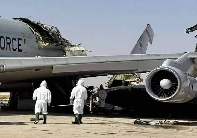 27일(현지시간) 사우디아라비아에 있는 프린스술탄 공군기지에 이란의 미사일과 드론이 날아들면서 미군 병사 최소 15명이 부상하고 이중 5명은 중상을 입었다. 사진은 파괴된 E-3 센트리 공중조기경보통제기(AWACS). 다만 일각에서는 해당 사진이 이란 이슬람혁명수비대가 배포한 AI 생성 이미지일 가능성을 제기했다. 엑스 캡처