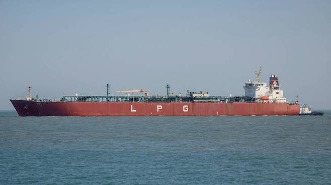 호르무즈 해협 인근 걸프 해역을 항해하는 선박. 이란은 비적대 선박에만 해협 통과가 가능하다는 조건부 신호를 내놨다. 로이터 연합뉴스