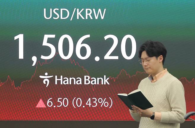 서울 중구 하나은행 딜링룸에서 26일 딜러들이 업무를 보고 있다. 이날 원/달러 환율은 오후3시30분 기준 전날보다 7.3원 오른 1507.0원을 기록했다.