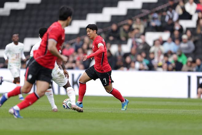 축구국가대표팀 주장 손흥민(가운데)이 29일(한국시간) 스타디움 MK에서 끝난 코트디부아르전 도중 드리블을 하고 있다. 사진제공｜대한축구협회