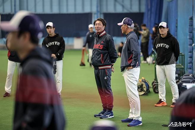 타카츠 신고 롯데 스페셜 어드바이저가 지난달 일본 미야자키서 열린 스프링캠프 도중 히사무라 히로시 스트렝스 코치와 대화하고 있다. 사진제공|롯데 자이언츠