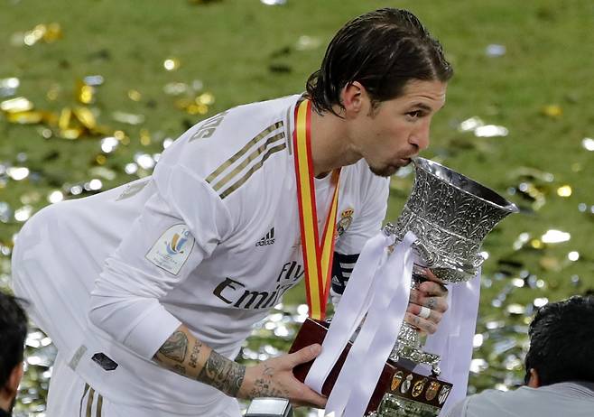 스페인의 전설적 수비수 라모스가 친정팀 세비야를 인수하고자 구체적 제안을 제시할 준비를 하고 있다. AP뉴시스