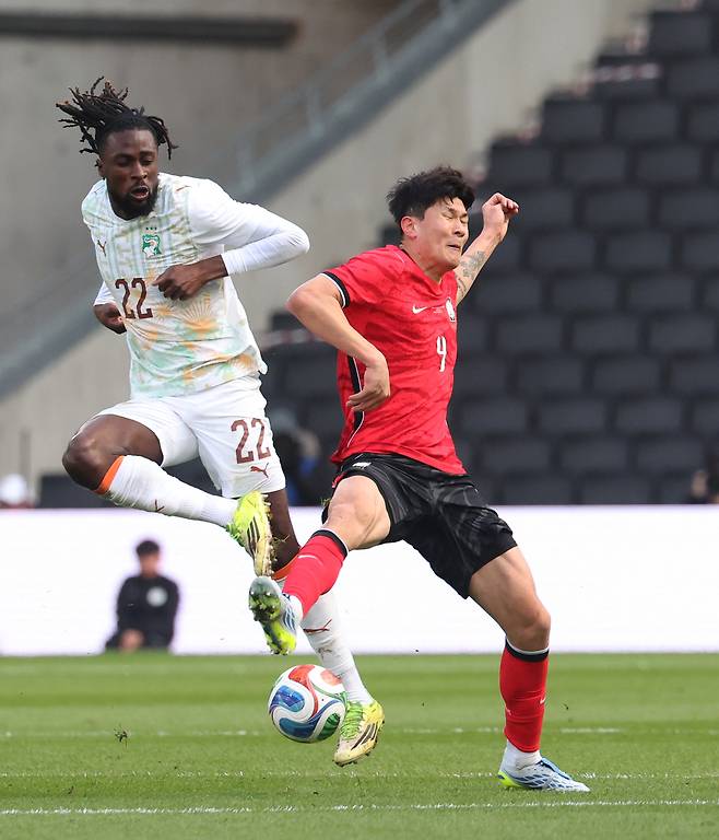 김민재가 28일(현지시간) 영국 밀턴킨스 스타디움 MK에서 열린 코트디부아르와 평가전에서 수비하고 있다.  연합뉴스