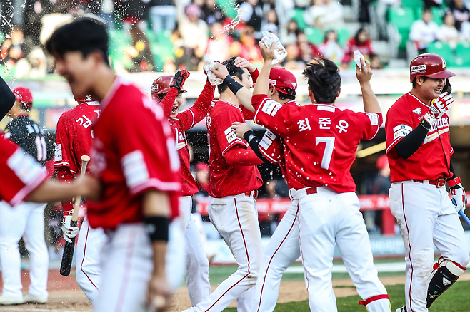 SSG 선수들이 지난 28일 개막전에서 9회 KIA 조상우의 끝내기 폭투로 승리한 뒤 기뻐하고 있다. SSG 랜더스 제공