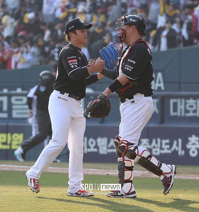 ▲ 박영현과 장성우가 개막전을 마치고 하이파이브 하는 장면. 하지만 8회의 본헤드플레이가 아니었다면 두 선수 모두 벤치에 있었을 수도 있다. ⓒ곽혜미 기자