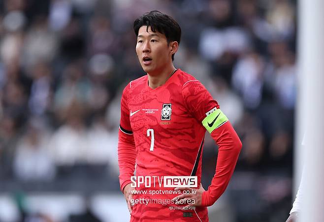 ▲&nbsp;0-4라는 충격적인 스코어표를 받아 든 손흥민은 자만심을 버리고 철저한 자기반성을 촉구하며 "그 어느 때보다 겸손한 자세로 경기에 임해야 한다"고 뼈아픈 일침을 가했다.