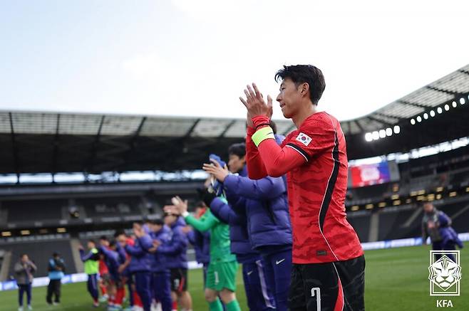 ▲&nbsp;0-4라는 충격적인 스코어표를 받아 든 손흥민은 자만심을 버리고 철저한 자기반성을 촉구하며 "그 어느 때보다 겸손한 자세로 경기에 임해야 한다"고 뼈아픈 일침을 가했다. ⓒ 대한축구협회