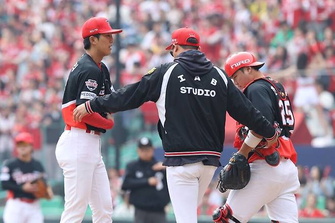 ▲ 이의리는 이날 제구에 기복이 있었고, 여기에 헛스윙을 유도하지 못하면서 어려운 경기를 했다 ⓒKIA타이거즈