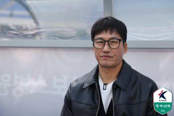 이정효 수원 삼성 감독이 28일 오후 2시 용인 미르스타디움에서 열린 하나은행 K리그2 2026 5라운드 경기 전 그라운드를 지켜보고 있다. /사진=한국프로축구연맹 제공