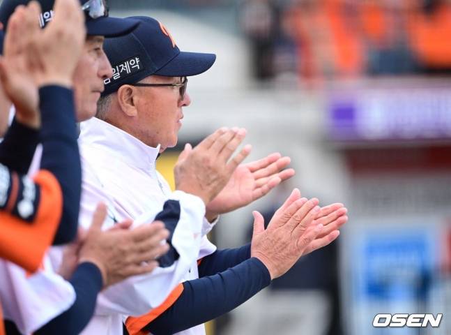 선수들의 활약을 보고 벤치에서 박수를 보내는 김경문 한화 감독.