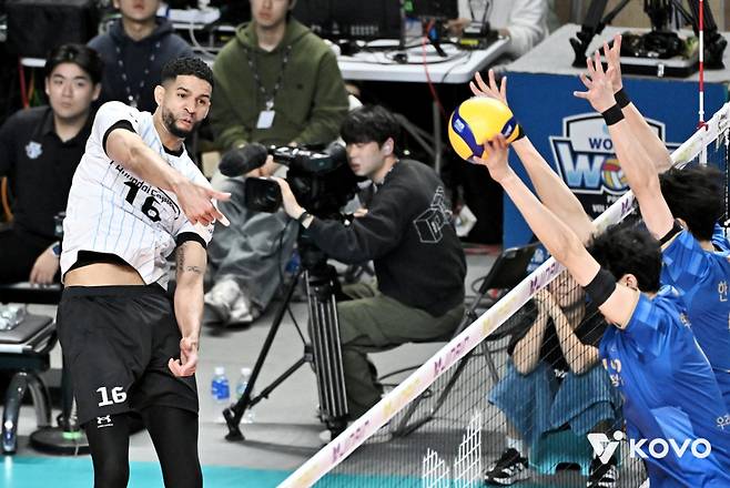 29일 서울 장충체육관에서 열린 진에어 2025~2026 프로배구 V-리그 남자부 플레이오프 2차전 우리카드와 현대캐피탈의 경기, 현대캐피탈 레오가 공격을 시도하고 있다. /사진=한국배구연맹 제공